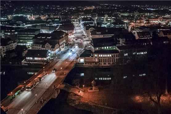 Nachts sind unter anderem die Straßen in Tübingen – hier die Neckarbrücke – beleuchtet. Das soll sich nun teilweise ändern. Archivbild: Ulrich Metz
