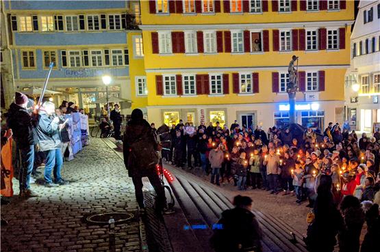 Nächtliche Kundgebung auf dem Tübinger Holzmarkt gegen die Abschiebepraxis der Landesregierung. Bild: Hans-Jörg Schweizer