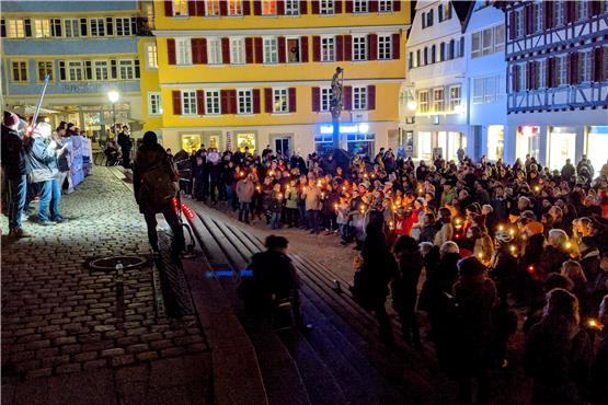 Nächtliche Kundgebung auf dem Tübinger Holzmarkt gegen die Abschiebepraxis der Landesregierung. Bild: Hans-Jörg Schweizer
