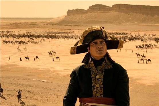 Napoleon (Joaquin Phoenix) vor einer der monumentalen Schlachtenkulissen.Bild: Sony Pictures