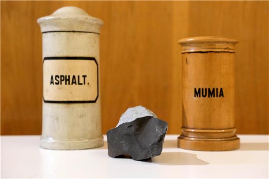 Naturasphalt gegen Rheuma oder Flechten, ein Mumienbrocken und „Mumia vera“ aus dem Apothekenmuseum. Bild: Uli Rippmann