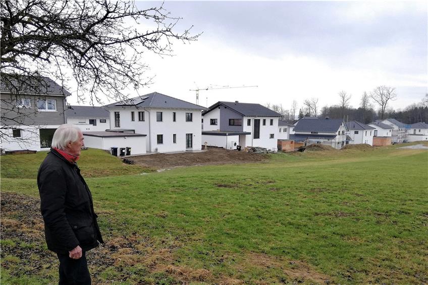 Naturschützer Gerhard Maluck vor neuen Wohnhäusern in Baindt. In vielen ländlichen Gebieten wurde der Paragraph 13b ohne Not genutzt. Foto: Raimund Weible