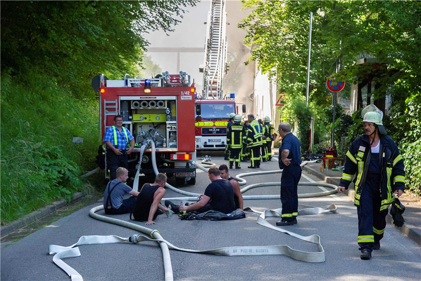 Neben dem Feuer machte den Feuerwehrmännern die Hitze des Hochsommertags zu schaffen. Bild: Klaus Franke