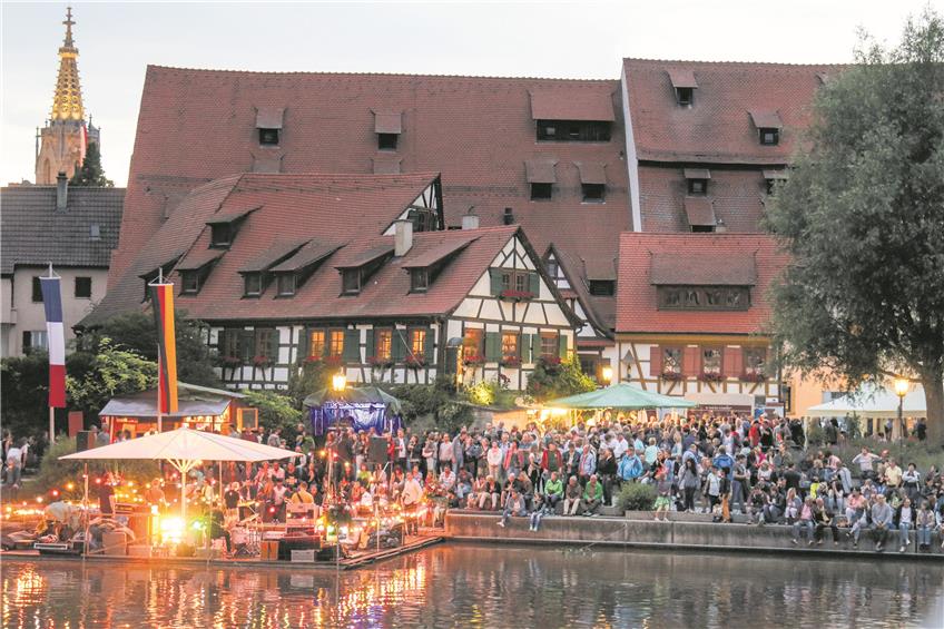 Neckarfest in Rottenburg: The Edge spielten am Samstagabend auf der Show-Insel vorm Haus am Nepomuk, als die Dämmerung kam. Bild: Bernhard