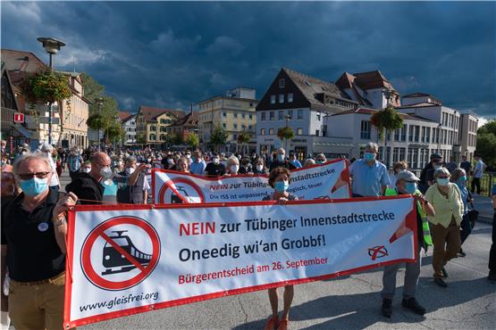 „Nein zur Innenstadtstrecke“: Zahlreich versammelten sich die Gegner der Innenstadtstrecke auf der Neckarbrücke.Bild: Wolfgang Albers