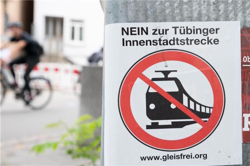 „Nein zur Tübinger Innenstadtstrecke“ steht auf einem Aufkleber in der Innenstadt. Foto: Bernd Weißbrod/dpa/Archivbild