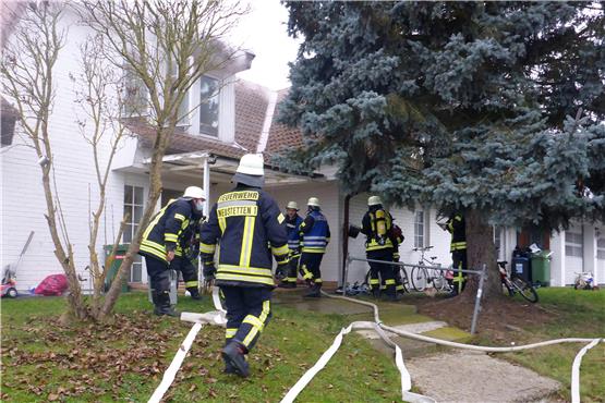 Neustettens Feuerwehr hatte den Küchenbrand in der Schwarzwaldstraße schnell gelöscht und verhinderte damit, dass sich das Feuer auf andere Gebäudeteile ausbreitete. Bild: Feuerwehr Neustetten