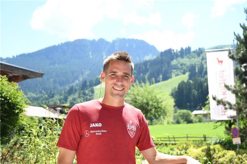 Neuzugang Philipp Klement vom VfB Stuttgart steht vor dem Mannschaftshotel in Kitzbühel. Foto: Maximilian Haupt
