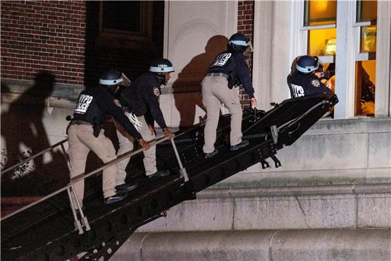 New York: Die Polizei verschafft sich Zugang zu einer Etage der Hamilton Hall auf dem Campus der Columbia University, nachdem das Gebäude von Demonstranten besetzt worden war.   Foto: Craig Ruttle/FR61802 AP/AP