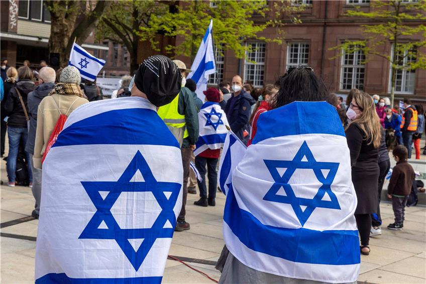 Nicht immer wird Solidarität im Israel so sichtbar, wie bei dieser Kundgebung in Freiburg. Foto: Arnulf Hettrich/Imago