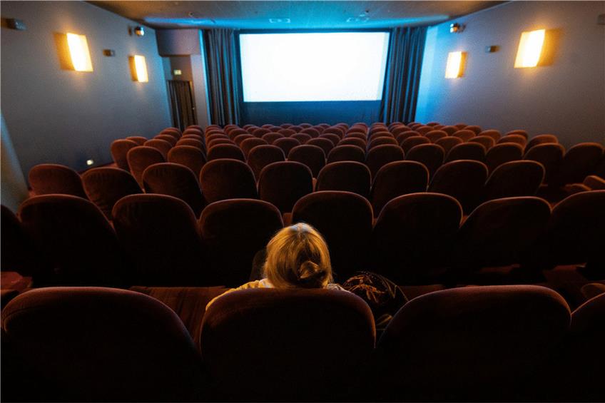 Nicht mehr allein: Auch Kinos dürfen künftig wieder mehr Besucher zulassen. Vorausgesetzt diese sind geimpft, genesen oder getestet. Foto: Julian Stratenschulte
