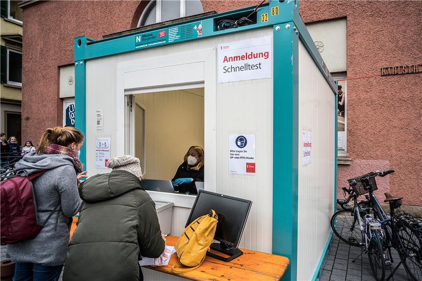 Nicht nur Ungeimpfte können sich an den städtischen Teststationen wie hier vor dem Uhlandbad testen lassen. Bild: Ulrich Metz