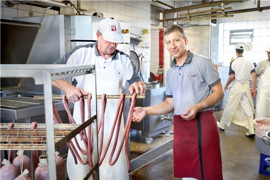Nicht nur das Fleisch für die Wurst von Metzger Harald Theurer (Mitte) kommt aus der Region, auch die Mitarbeiter wie Wolfgang Manz (links) kommen von hier. „Wir sind präsent im Ort“, sagt Theurer. „Da gibt es keine Anonymität wie in der Fleischindustrie.“Bild: Anne Faden