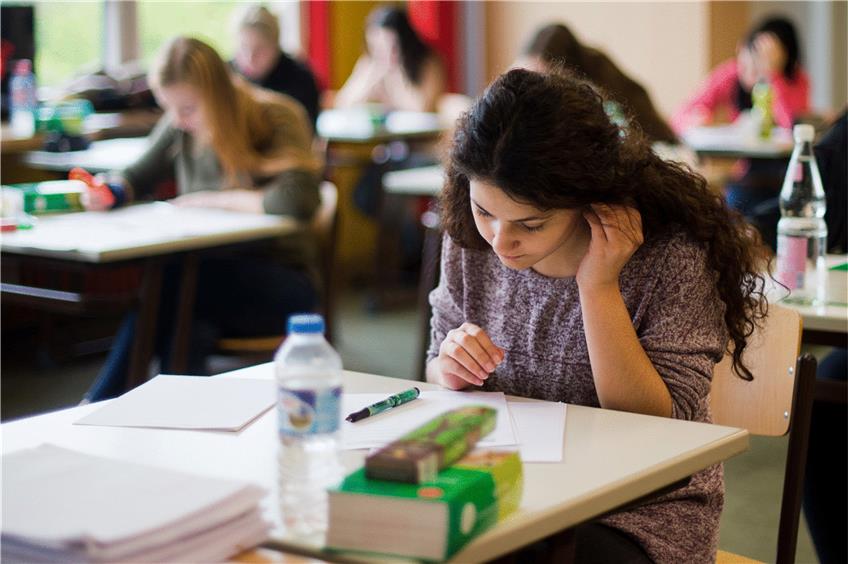 Nicht nur die Abschlussklassen, wie hier Schüler bei einer Abiturprüfung in Hannover, müssen zu Klausuren antreten. Foto: Julian Stratenschulte/dpa