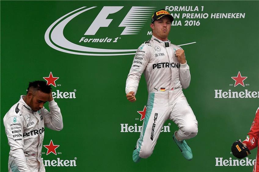 Nico Rosberg macht Luftsprünge, neben ihm wartet der Dritte Sebastian Vettel noch auf einen Grund dafür. Foto: afp