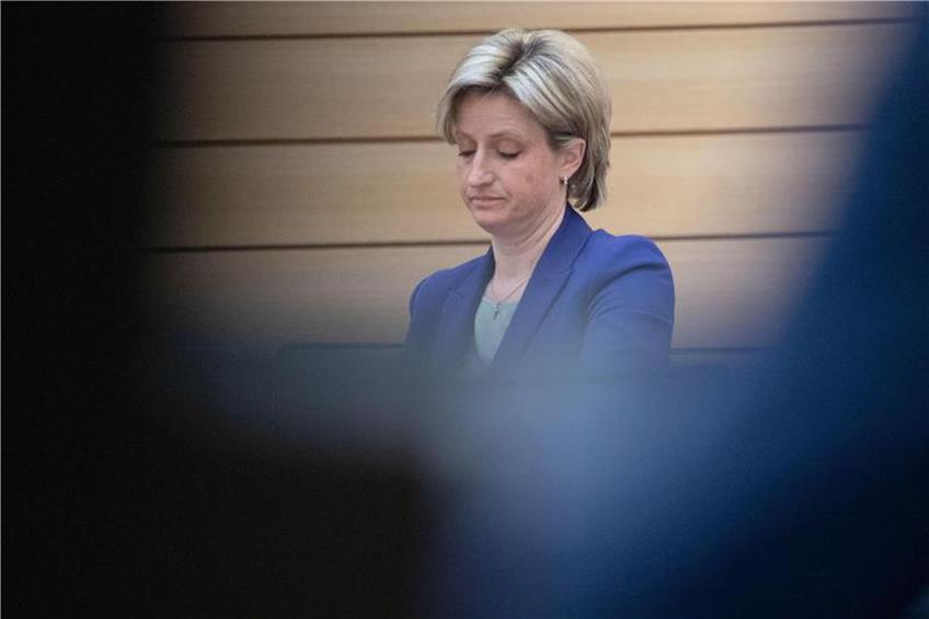 Nicole Hoffmeister-Kraut, Wirtschaftsministerin von Baden-Württemberg, sitzt im Landtag. Foto: Marijan Murat/dpa
