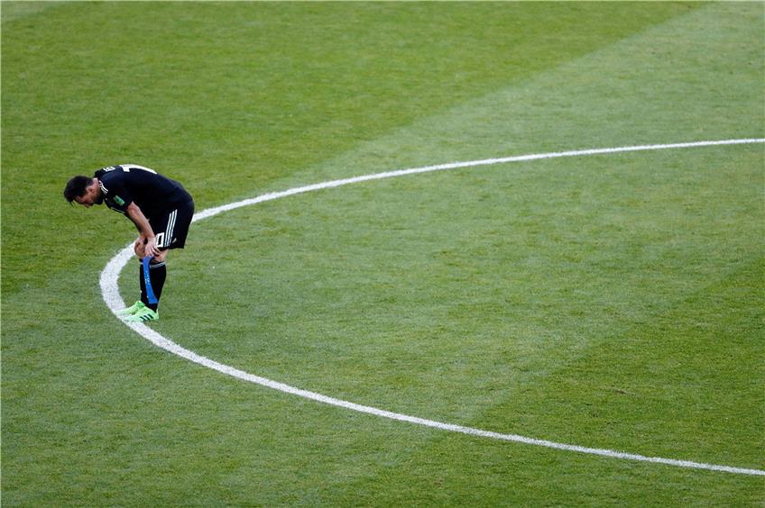 Niedergeschlagen: Lionel Messi nach dem 1:1 gegen Island. Foto: Rebecca Blackwell/AP/dpa