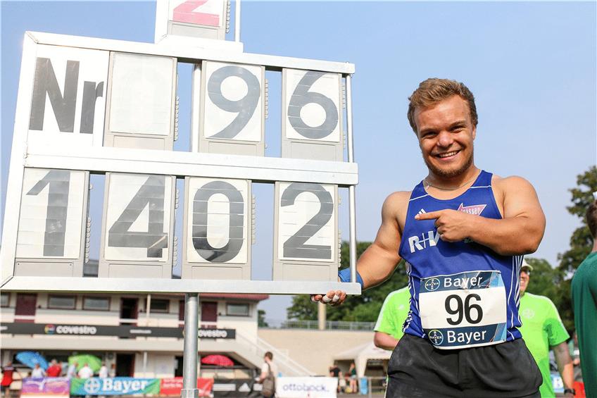 Niko Kappel: Stolz auf seinen Weltrekord Mitte Juni in Leverkusen mit dem ersten Stoß über die 14-Meter-Marke. Foto: Eibner
