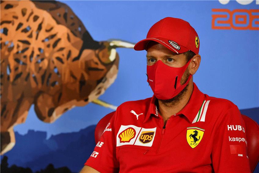 Nimmt trotz Maske kein Blatt vor den Mund: Sebastian Vettel in der Pressekonferenz von Ferrari. Foto: Mark Sutton/MSN POOL/AP/dpa