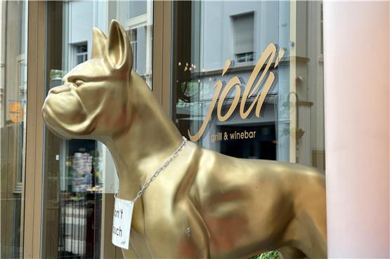 Noch bewacht der goldene Hund den Joli-Eingang. Bild: Maik Wilke