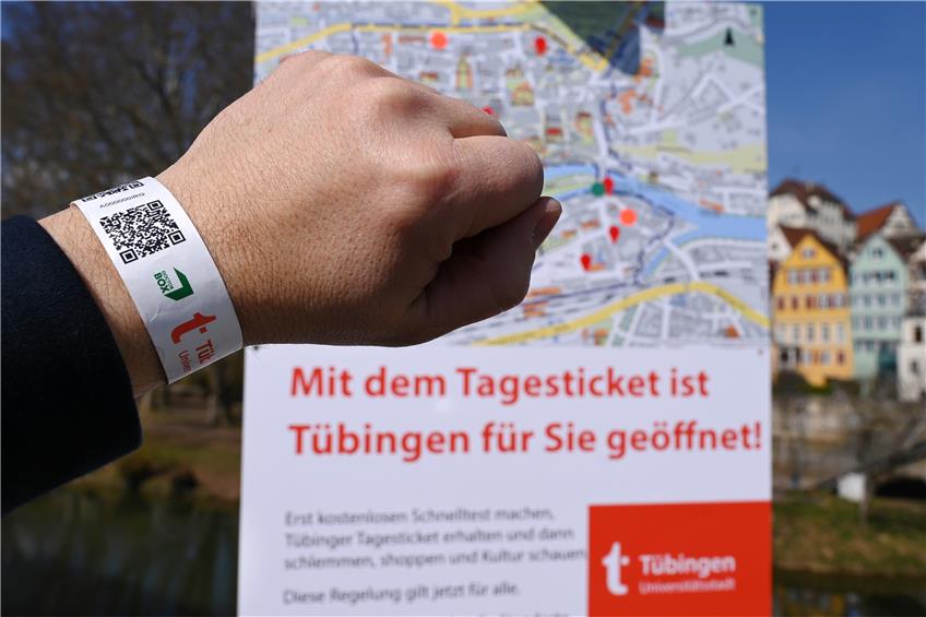 Noch ein paar Tage länger dürfen Kreisbewohner wohl in Tübingen shoppen gehen, wenn sie ein Armband mit QR-Code tragen, der einen negativen Corona-Schnelltest belegt. Bild: Ulmer