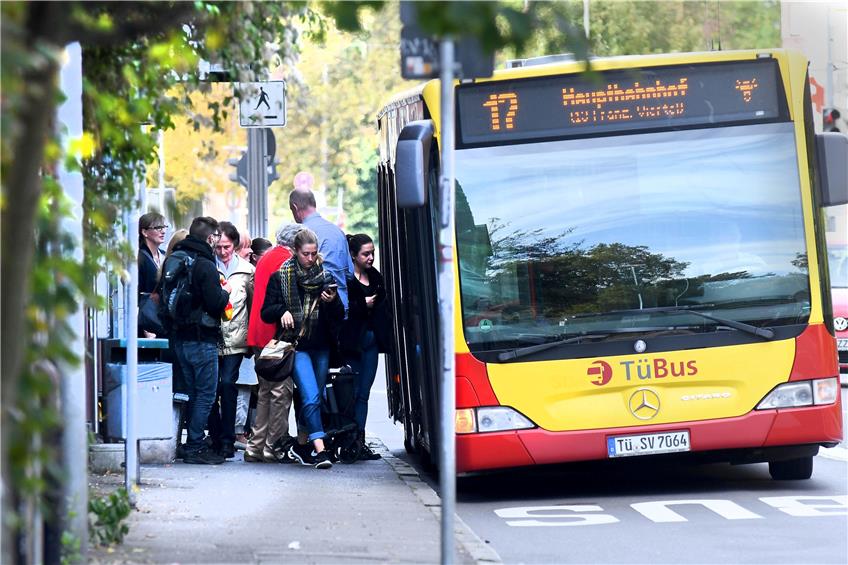 Noch mehr Fahrgäste als unter der Woche nutzen den Umsonst-Samstagsbus, hier an der Haltestelle Stadtgraben. Bild Uli Rippmann
