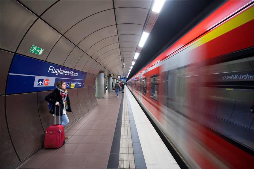 Noch müssen Reisende aus Richtung Zürich in die S-Bahn umsteigen, um zum Stuttgarter Flughafen zu gelangen. Mit Stuttgart 21 soll sich das ändern.  Foto: Marijan Murat/dpa