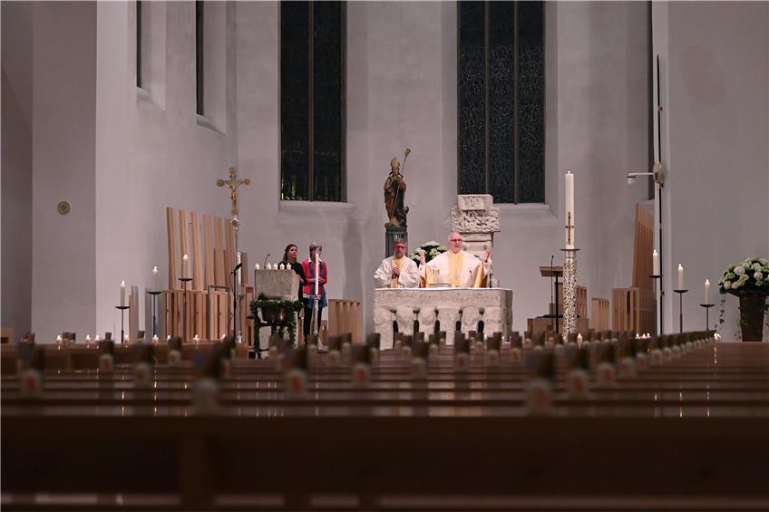 Noch sind die Kirchen leer - wie bereits hier zur Osternacht im Rottenburger Dom. Foto: Ulmer