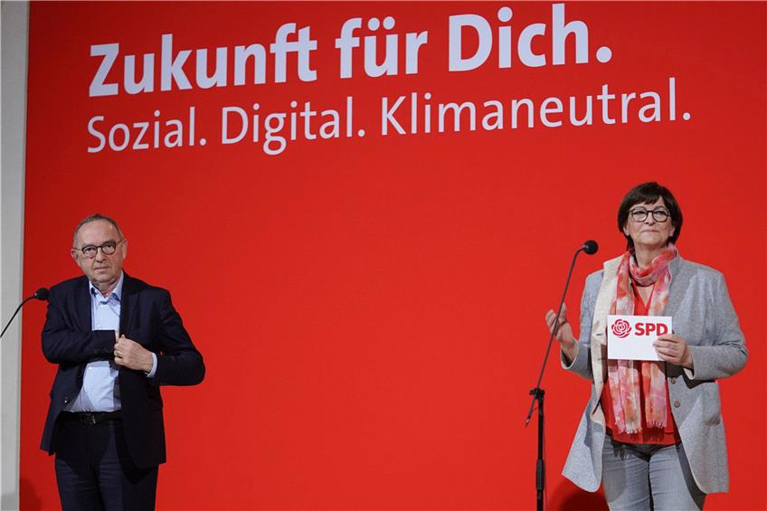 Norbert Walter-Borjans und Saskia Esken jubeln über das gute Abschneiden der SPD in Rheinland-Pfalz. Foto: Jörg Carstensen/dpa