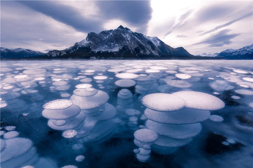Normalerweise unsichtbar, frieren die Methan-Blasen im kanadischen Abraham-See im Winter ein. Verantwortlich sind Bakterien am Grunde des Stausees. Bild: CoolPhoto2 shutterstock com
