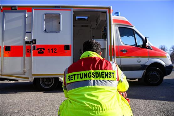 Notfallsanitäter sind ein wichtiger Teil des Rettungsdiensts in Baden-Württemberg und Deutschland. Neuerdings werden sie auch zur Zielgruppe für Studiengänge.  Foto: Jens Kalaene/dpa-mag