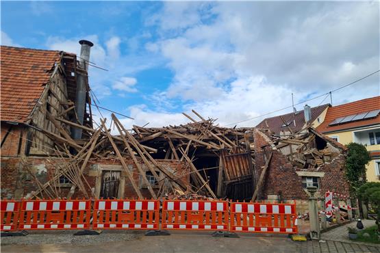 Nur noch einige Mauerreste sind stehengeblieben: Die alte Zehntscheuer in Mittelstadt ist zusammengebrochen. Bilder: Stadt
