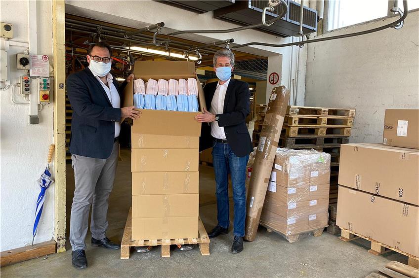 OB Boris Palmer (rechts) holte gestern 15.000 Schutzmasken bei der Tübinger Firma Rösch ab. Links: Gerrit Rösch, Geschäftsführer. Bild: Firma Rösch