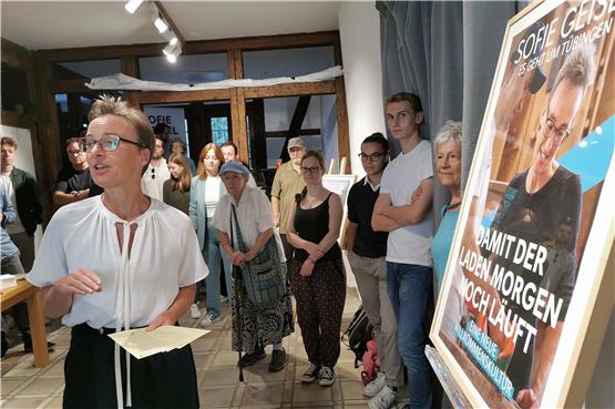 OB-Kandidatin Sofie Geisel erklärte im neuen Wahlkampfbüro in der Marktgasse ihre Plakate. Bild: Gernot Stegert