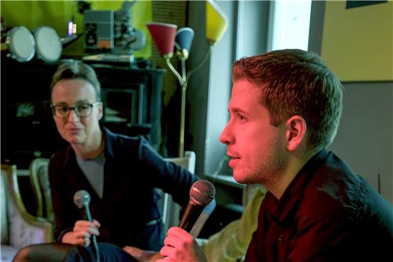 OB-Kandidatin Sofie Geisel und Unterstützer Kevin Kühnert sprachen im Tübinger Café Haag über bezahlbares Wohnen.Bild: Uli Rippmann