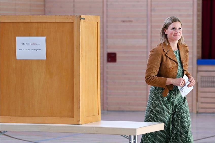 OB-Kandidatin Ulrike Baumgärtner (Grüne) bei der Stimmabgabe in der Rammerthalle im Tübinger Teilort Weilheim, wo sie Ortsvorsteherin ist. Bild: Ulmer