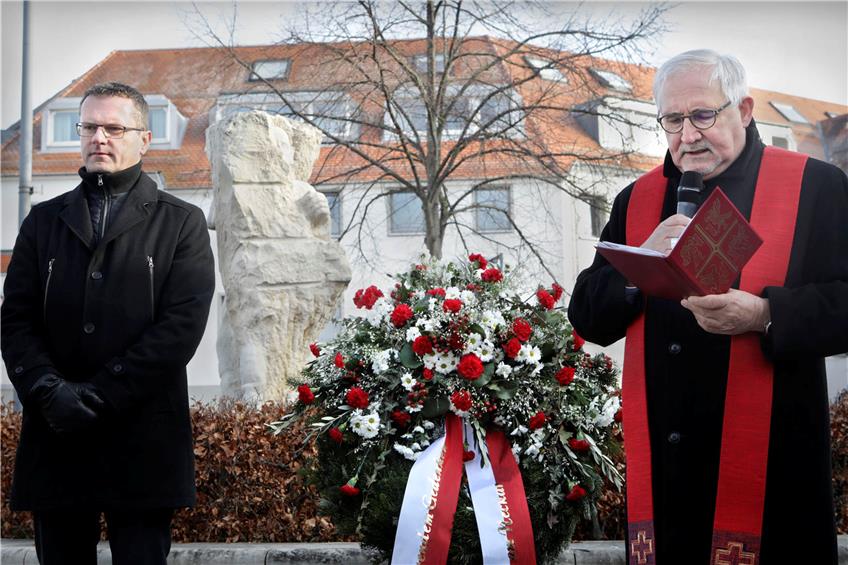 OB Stephan Neher und Bischof Gebhard Fürst bei der Kranzniederlegung mit Gebet.Bilder: Anne Faden