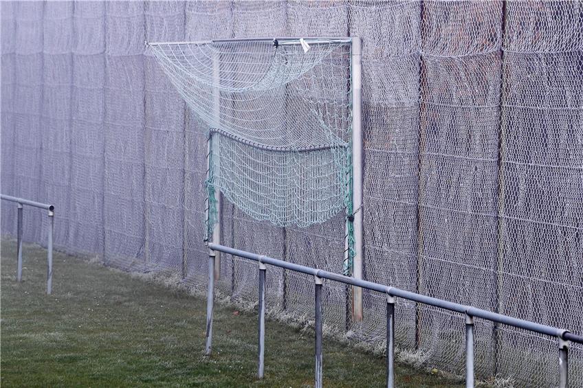 Ob die Fußball-Tore 2020 noch mal gebraucht werden? In Rottenburg-Eckenweiler sind zumindest die Netze noch nicht abgebaut. Bild: Ulmer
