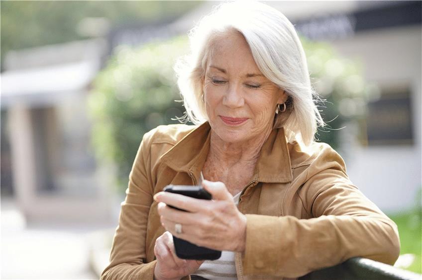 Ob mit dem Smartphone oder dem PC: Surfen lohnt sich. Das Internet bietet Jüngeren wie Senioren viele nützliche Informationen. Foto: © goodluz/shutterstock.com