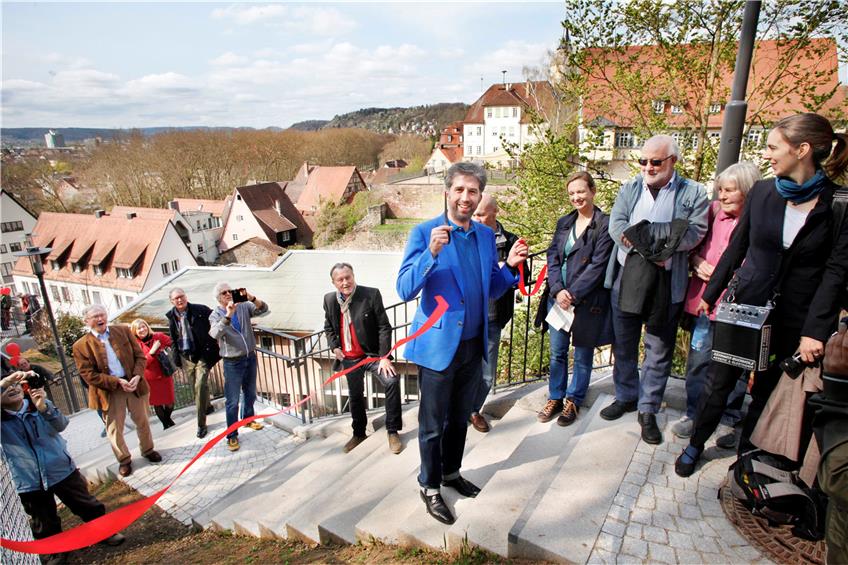 Oberbürgermeister Boris Palmer durchschnitt das Band zur erneuerten Germanenstaffel. Bild: Faden