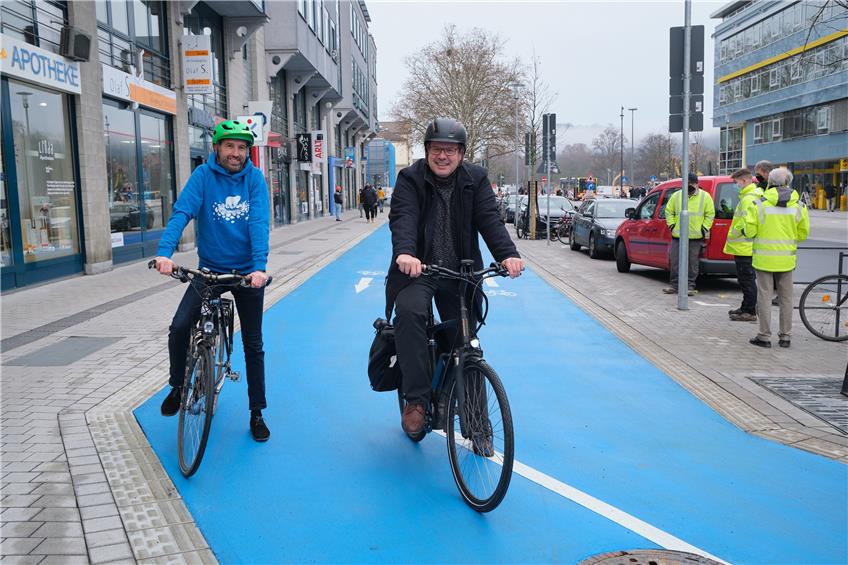 Oberbürgermeister Boris Palmer und Baubürgermeister Cord Soehlke gehören zu den ersten Radfahrern auf dem „blauen Band“ am Europaplatz. Bild: Stadt Tübingen / Thomas Dinges