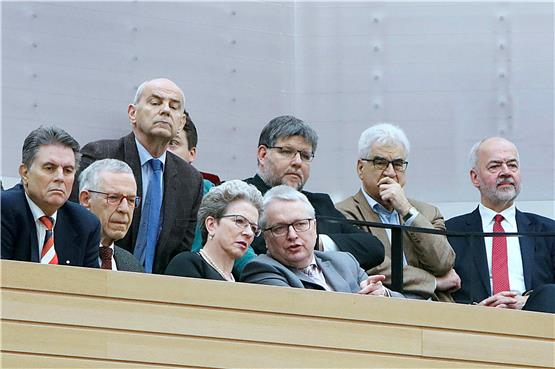 Oberbürgermeisterin Barbara Bosch und Landrat Thomas Reumann (rechts) verfolgen inmitten kritischer Zuhörer die Debatte im Landtag.Bild: Horst Haas