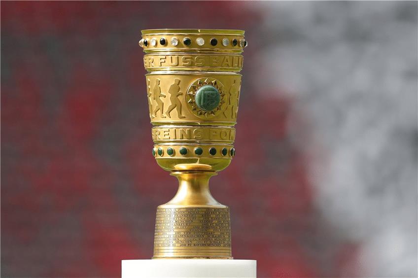 Objekt der Begierde: Um diesen Pokal spielen Leipzig und Dortmund. Foto: Jan Woitas/dpa