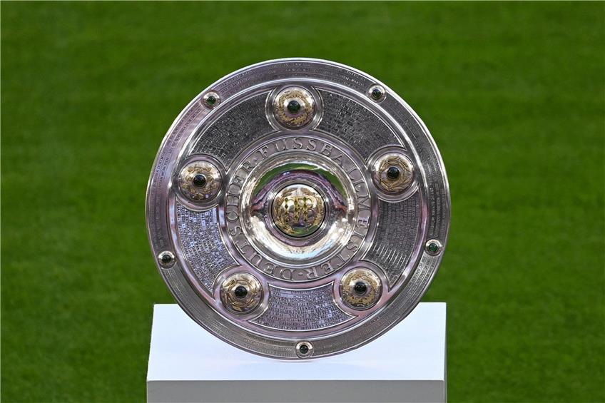 Objekt der Begierde: die Meisterschale. Die Bayern wollen sie zum zehnten Mal in Folge gewinnen. Foto: Sven Hoppe/dpa