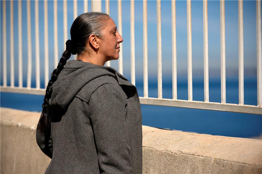 Obwohl das Mittelmeer so nahe ist: Derart ruhige Momente hat Nora (Halima Benhamed) so gut wie nie. Bild: Arabisches Filmfestival