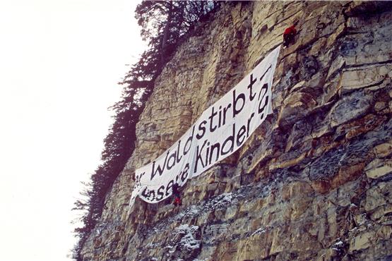 Öko-Aktivisten seilen sich 1983 mit einem Banner am Rutsch ab.