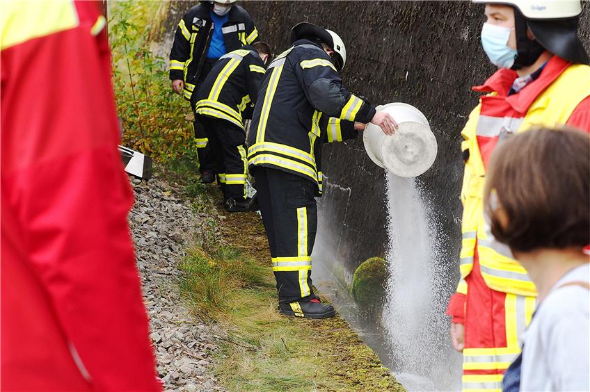 Ölbindemittel, das von der Horber Feuerwehr eingesetzt wurde, soll den Schaden durch das Öl eindämmen. Bild: Karl-Heinz Kuball