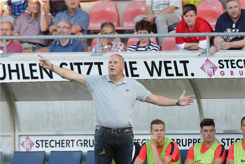 Offenbachs Trainer Oliver Reck startet mit der Hypothek von neun Minuspunkten in die Saison. Foto: Eibner