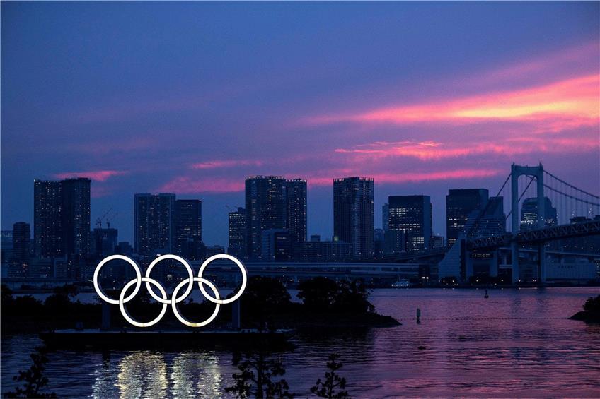 Olympia-Dämmerung über Tokio mit Blick auf die Regenbogenbrücke. Die Spiele könnten über 30 Milliarden Dollar kosten. Foto: CHARLY TRIBALLEAU