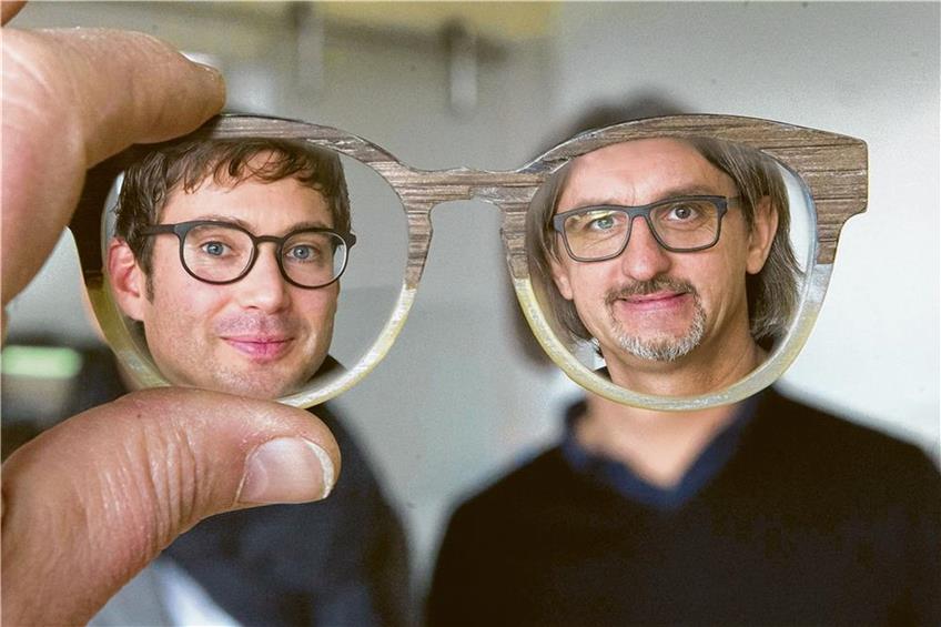 Optikermeister Wolfgang Pupke (links) und Emil Spreitz (rechts) arbeiten bei ihrer eigenen Kollektion eng zusammen. Foto: Franke